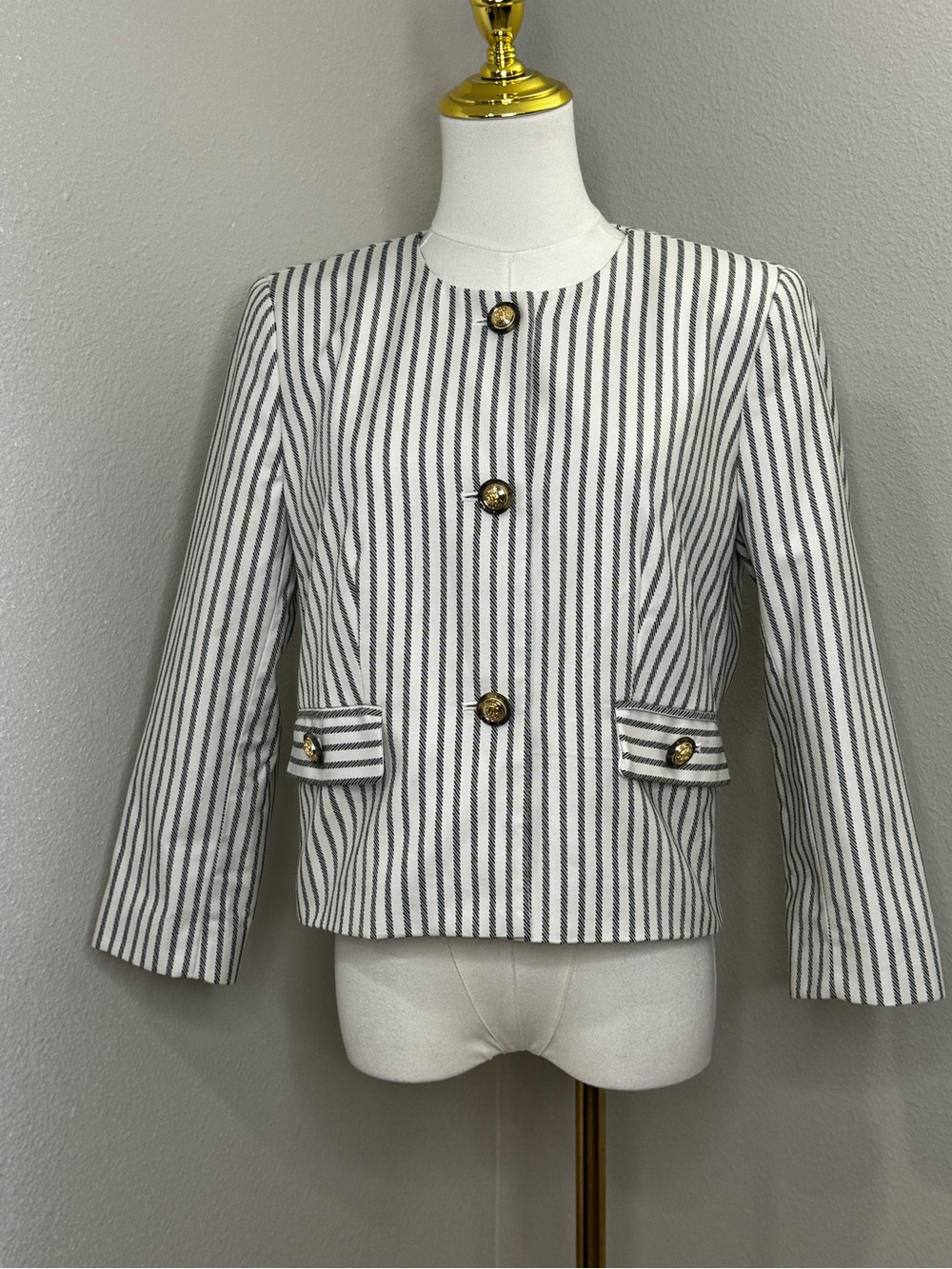Tahari Women’s Striped Cropped Jacket Blazer Size 4 Gold Buttons NWT $148